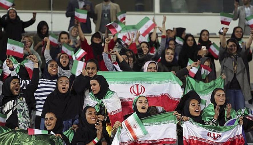 ირანელმა ქალბატონმა, რომელიც მამაკაცივით გამოეწყო, რათა სტადიონზე შესულიყო, თავის დაწვა სცადა