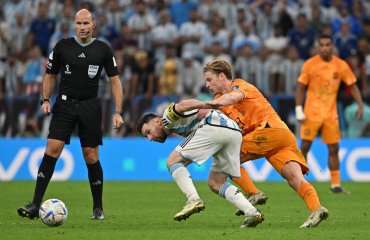 დე იონგი მსაჯს აკრიტიკებს: შესაძლოა მესის სიდიადემ მასზე იმოქმედა