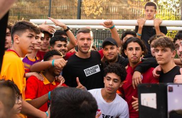 პოდოლსკი თავისი საქველმოქმედო ტურნირის მატჩში გააძევეს