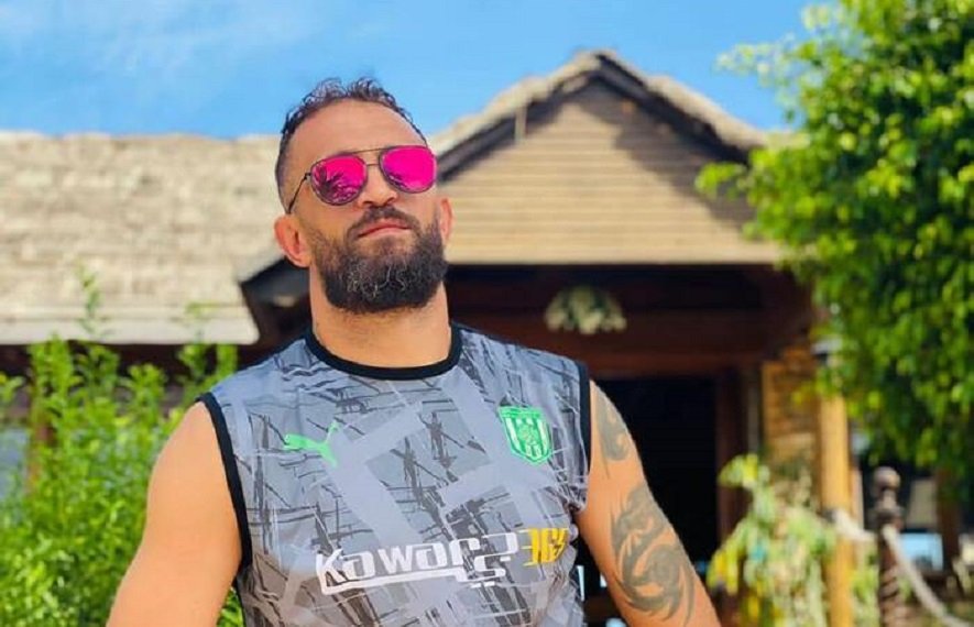 ტუნისელმა ფეხბურთელმა პოლიციის განყოფილების წინ თავის დაწვა სცადა