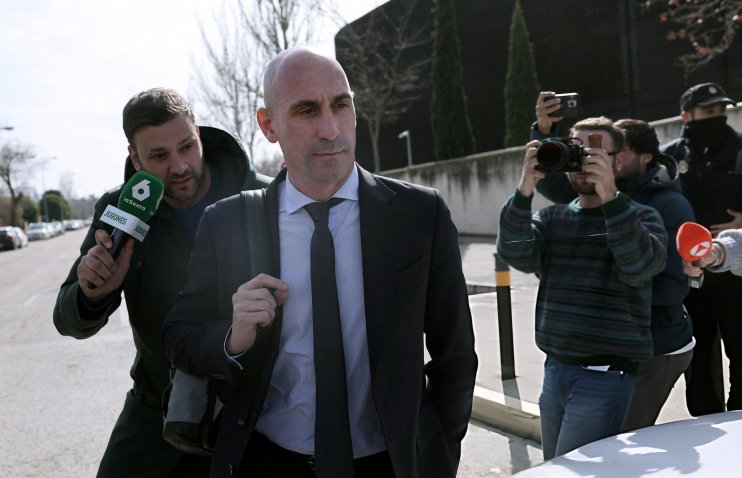 სკანდალი წიგნის პრეზენტაციაზე | რუბიალესს კვერცხები ესროლეს