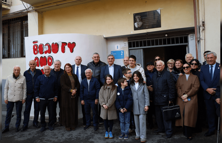 ვახტანგ ბალავაძის საცხოვრებელი სახლის ფასადზე, მემორიალური დაფა გაიხსნა