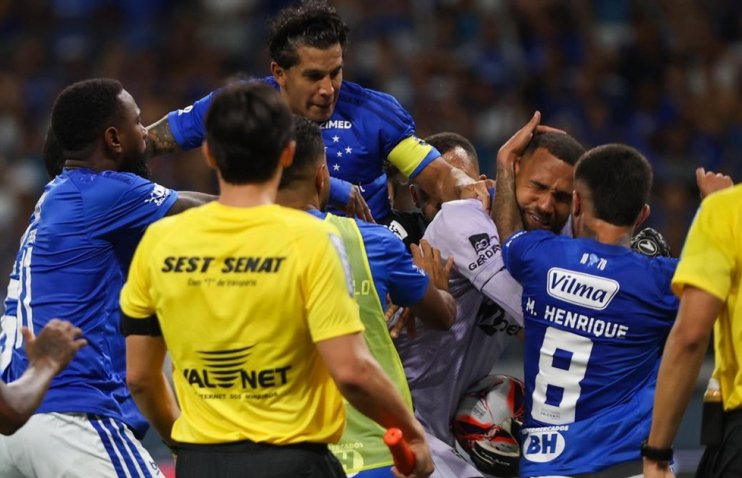 23 გაძევება | კრუზეირომ და ატლეტიკო მინეირომ გუნდი გუნდზე იჩხუბეს