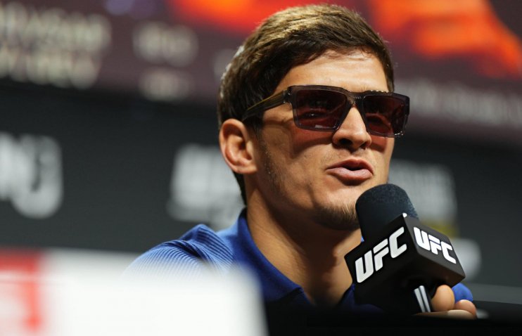 „არაპროფესიონალებს ყურადღებას არ ვაქცევ“ - ევლოევმა უხერხულ შეკითხვას უპასუხა