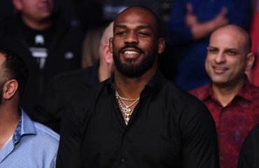 „კინაღამ დამეჯახე, ტარება ისწავლე“ | ჯონ ჯონსს ეჩხუბნენ და შუა თითი უჩვენეს