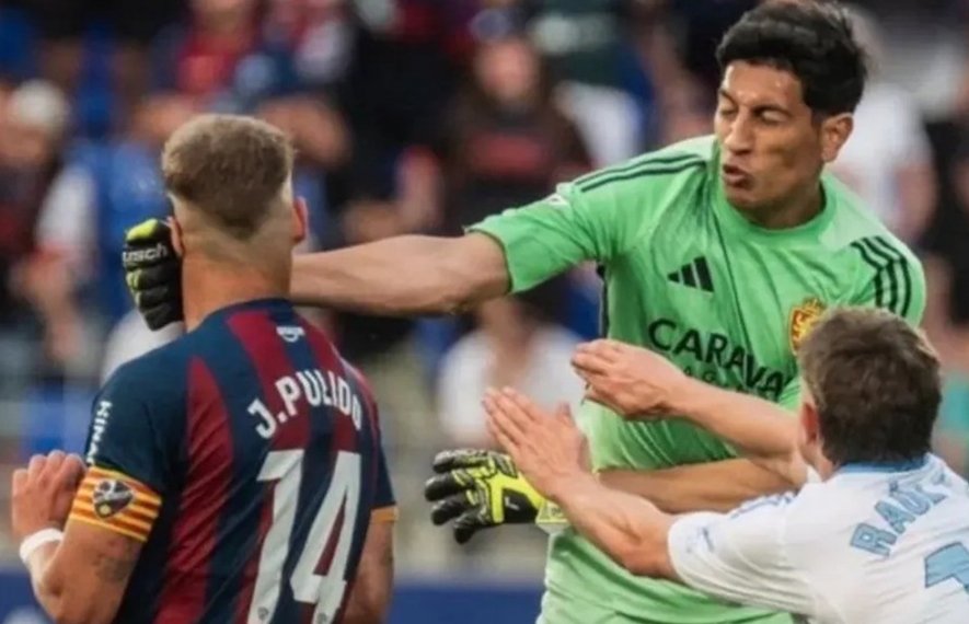 მეკარემ მეტოქე გუნდის ფეხბურთელს სახეში მუშტი მოარტყა | ჩხუბი არაგონულ დერბიში